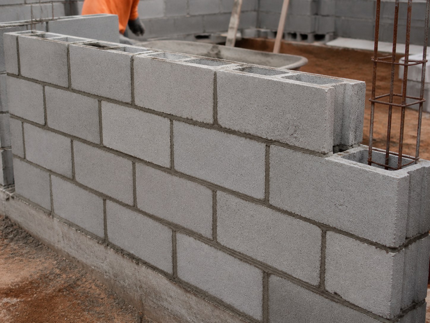 Blocos de concreto sendo aplicados em uma obra